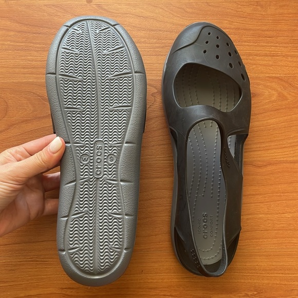 New CROCS Swiftwater Wave Outdoor Women Black Sandals Size 9 - Picture 2 of 2